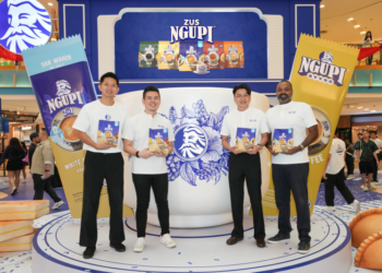 NG Chun How (kiri) dalam melancarkan varian terbaharu ZUS Ngupi® 2-dalam-1 kopi putih segera tanpa gula, sekali gus menandakan penganjuran acara berskala terbesar pertama bagi jenama FMCG Zus Coffee baru-baru ini.