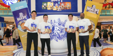 NG Chun How (kiri) dalam melancarkan varian terbaharu ZUS Ngupi® 2-dalam-1 kopi putih segera tanpa gula, sekali gus menandakan penganjuran acara berskala terbesar pertama bagi jenama FMCG Zus Coffee baru-baru ini.