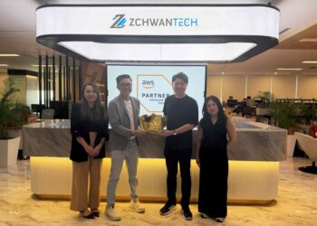 KENNETH Oh (tiga dari kiri) bersama wakil Amazon Web Services (AWS) memperingati pencapaian Zchwantech dalam status Rakan Kongsi Perkhidmatan Peringkat Lanjutan AWS dan penganugerahan Jaket Emas AWS yang berprestij.