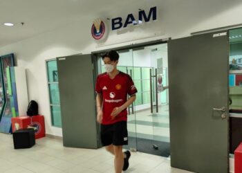 Lee Zii Jia keluar dari Ibu pejabat Persatuan Badminton Malaysia (BAM) selepas berbincang tentang penyertaan dalam skuad Piala Thomas di Bukit Kiara, Kuala Lumpur, semalam. - UTUSAN/AIZAWATI AHMAD