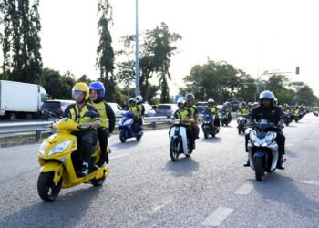 Tuanku Syed Faizuddin Putra Jamalullail (depan) bersama Tuanku Dr. Hajah Lailatul Shahreen Akashah Khalil berkenan mengetuai Konvoi Konvoi Gemilang 60 Tahun Mara di Kuala Perlis, semalam. -UTUSAN