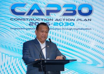 ALEXANDER Nanta Linggi ketika sidang media selepas melancarkan Pelan Tindakan Pembinaan 2026 - 2030 (CAP30) di Banguna CIDB. - UTUSAN/SADDAM YUSOFF