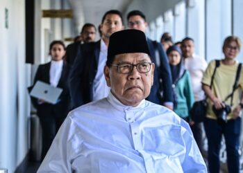 ABU Sahid Mohamed hadir bagi pertuduhan pecah amanah di Mahkamah Sesyen, Kuala Lumpur semalam. - UTUSAN/SYAKIR RADIN