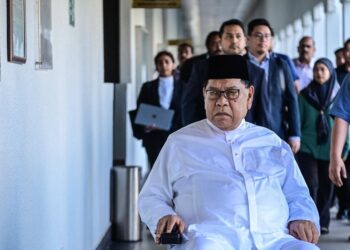 ABU Sahid Mohamed ketika hadir bagi pertuduhan pecah amanah di Mahkamah Sesyen Kuala Lumpur di sini, hari ini. - UTUSAN/SYAKIR RADIN