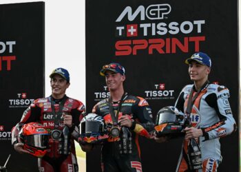 Pelumba Sepanyol pasukan Red Bull KTM Factory Racing, Pedro Acosta (tengah) meraikan kemenangan bersama pelumba Ducati Lenovo Team, Marc Marquez (kiri) yang menamatkan perlumbaan di tempat kedua dan pelumba Trackhouse MotoGP, Raul Fernandez di tempat ketiga selepas perlumbaan pecut Grand Prix MotoGP Thailand di Litar Antarabangsa Buriram, hari ini. - AFP