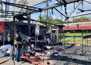 HARIS Haikal Mohd. Hafiz tergamam melihat khemah jualan tudung milik keluarga hangus dalam kebakaran di Bazar Raya Stadium Darul Aman di Alor Setar, semalam.