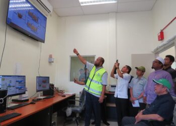 IZANI Husin (dua dari kiri) melihat sampel air terawat di Loji Rawatan Air (LRA) Bukit Chupak, Gua Musang, Kelantan. 
