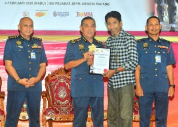 JURUFOTO Utusan Malaysia, Shaikh Ahmad Razif menerima sijil penghargaan daripada Jabatan Bomba dan Penyelamat Malaysia (JBPM) pada Perhimpunan Tahunan JBPM Pahang di Kuantan, Pahang.