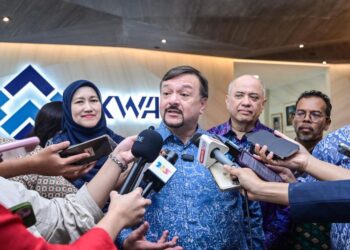 AMIR Hamzah Azizan (dua dari kiri) ketika ditemui selepas Majlis Peluncuran Jana MyPesara di Menara KWAP di sini hari ini.