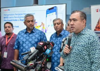 ANTHONY Loke ketika sesi sidang media pada Majlis Pelancaran Penjejak Penjimatan Pas My50 serta Pendigitalan Pas Rapid Kota dan Pas Rapid Kembara di Stesen LRT Ampang Park di sini, hari ini. - UTUSAN/SYAKIR RADIN
