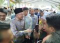 ANWAR Ibrahim bermesra dengan orang ramai yang menghadiri Majlis Santuni Madani dan Sambutan Ihya Ramadan di Padang Rengas, Perak hari ini. - FADZIL ZAINOL