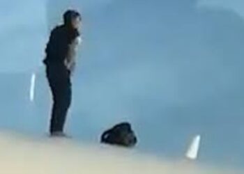 SEORANG lelaki berdiri di atas bumbung sebuah pesawat di Sepanyol. - Foto X