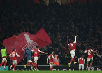 PEMAIN Arsenal meraikan kejayaan mereka mara ke pentas akhir Piala Liga selepas menewaskan Chelsea agregat 4-2 di laman sendiri semalam. - AFP