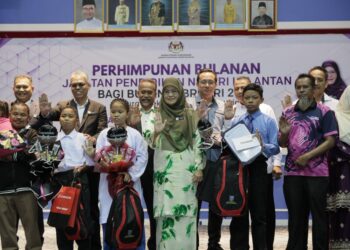 SITI Norina Muhamad (tengah) bersama tiga pelajar Orang Asli semasa majlis penyerahan Surat Tawaran Sekolah Berasrama Penuh (SBP) kepada Pelajar Orang Asli di Dewan Seri Tunjong, Kota Bharu, Kelantan. - UTUSAN/KAMARUL BISMI KAMARUZAMAN