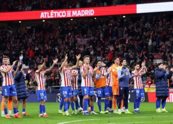 PEMAIN Atletico Madrid meraikan kejayaan mereka membelasah Barcelona 4-0 dalam aksi separuh akhir pertama Copa del Rey di laman sendiri, semalam. - AFP