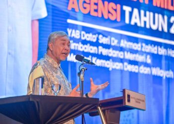 AHMAD Zahid Hamidi menyampaikan ucapan pada majlis Penggulungan Pemukiman Kementerian Kemajuan Desa dan Wilayah (KKDW) dam  Syarikat Milikan Agensi Tahun 2026 di Hotel Raia, Kuala Nerus, Terengganu. -UTUSAN/PUQTRA HAIRRY