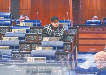 AZALINA Othman Said ketika membentangkan dua rang undang-undang di Dewan Rakyat, semalam.