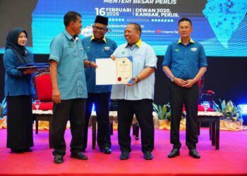 ABU Bakar Hamzah (dua dari kanan) pada majlis 
pertauliahan Pengerusi dan Setiausaha MPKK Perlis di Dewan 2020 di Kangar, Perlis hari ini.-UTUSAN