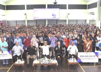 JAMAWI Jaafar bergambar kenangan dengan seramai 600 pekebun kecil Risda dari seluruh Sabah yang hadir pada Program Pekebun Kecil Makmur tahun 2026 di Tenom, Sabah.-UTUSAN/HARDY JOE