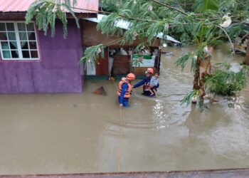 ANGGOTA Angkatan Pertahanan Awam (APM) Sabah ketika pemantauan banjir di daerah terjejas. - IHSAN APM SABAH