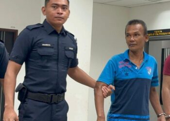 ANGGOTA polis membawa tertuduh untuk prosiding perbicaraan di Mahkamah Majistret Kota Bharu, Kelantan. - UTUSAN/ROSALWANI CHE SOH