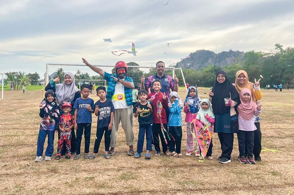 800 murid SRI1 teruja terbangkan wau