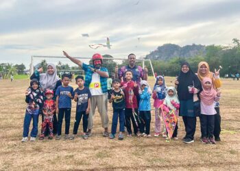 SAIFUR Ridzwan Mustafa (sembilan dari kiri) bersama ibu bapa sempena Program Pesta Angin Timoq SRI1, Kangar, Perlis semalam. – UTUSAN/ASYRAF MUHAMMAD