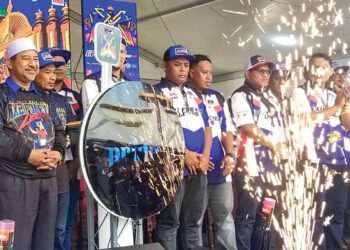 MOHD. Nassuruddin Daud (kiri) menghadiri majlis perasmian Himpunan RXZ Forever Legend di Pusat Transformasi Luar Bandar (RTC) Tunjong, Kota Bharu, Kelantan semalam. – UTUSAN/YATIMIN ABDULLAH