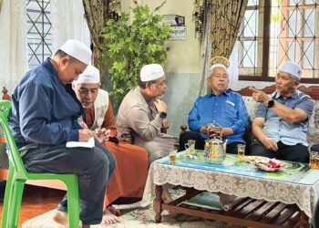 KUHENG Yawohasan (kanan) berkempen dari rumah ke rumah di Tanyong Mas, Daerah Rangae, Narathiwat, Thailand. – UTUSAN/RAZALI ZAKARIA