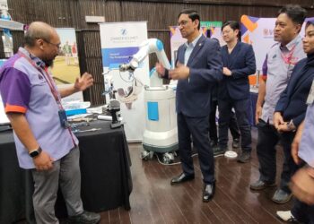 DR. Abdul Rahman (tengah) diberi penerangan mengenai ROSA daripada Dr. Amran Ahmed Shokri pada Majlis Perutusan Naib Canselor 2026 Kampus Kesihatan USM Kubang Kerian, Kota Bharu, Kelantan semalam. - UTUSAN/MUSTAQIM MOHAMED.