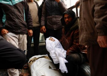 Selain terus membunuh rakyat Palestin, tentera Zionis juga mensasarkan untuk mengosongkan sekolah-sekolah yang beroperasi gi Semenanjung Gaza. - AFP