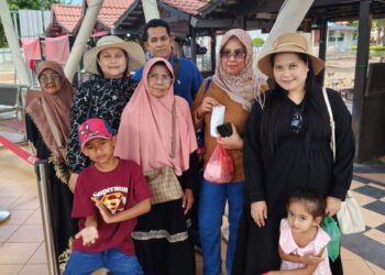 WAJAH ceria sebahagian pengunjung terawal yang bertuah menikmati kemasukan percuma sempena operasi semula Menara Taming Sari di Banda Hilir, Melaka, semalam.