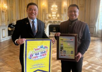 Tuanku Syed Faizuddin Putra Jamalullail menyerahkan plak dan juga poster sempena Majlis Pelancaran Promosi Masakan Perlis kepada Eldeen Husaini Mohd. Hashim di Paris semalam. -IHSAN Yayasan Tuanku Syed Putra (YTSP) Perlis.