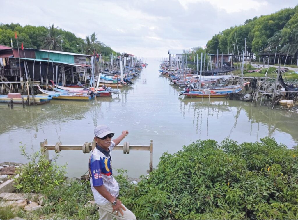 Cuaca panas, bot nelayan sukar lepasi muara sungai cetek