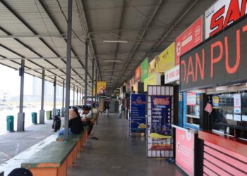 JUALAN tiket bas ke Kota Bharu untuk sambutan Aidilfitri sudah mula dijual sejak minggu lalu-UTUSAN/KAMARUL BISMI KAMARUZAMAN