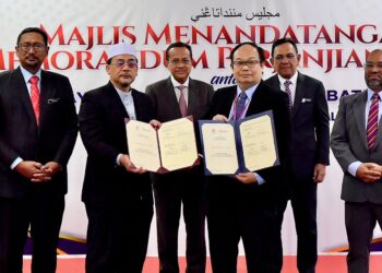 AHMAD Samsuri Mokhtar (tengah) pada Majlis Menandatangani Memorandum Perjanjian (MOA) antara Yayasan Terengganu dan Batik Air di Wisma Darul Iman, Kuala Terengganu, Terengganu. -UTUSAN/PUQTRA HAIRRY