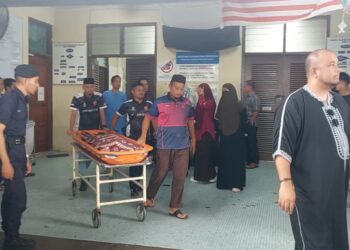 JENAZAH lima sekeluarga yang ditemukan maut di sebuah rumah di Taman Cerating Damai di Kuantan, Pahang dibawa keluar daripada pekarangan Jabatan Forensik Hospital Tengku Ampuan Afzan (HTAA) oleh empat buah van jenazah dan diiring kereta peronda polis.