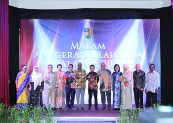 PRESIDEN Majlis Olimpik Malaysia (MOM), Tan Sri Mohamad Norza Zakaria (tengah) ditemani Presiden Olahraga Malaysia (MA), Datuk Karim Ibrahim (lima dari kanan) bergambar bersama bekas atlet olahraga negara, semalam.