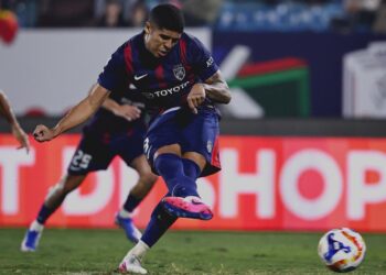 BERGSON menjaringkan gol penyamaan menerusi sepakan penalti pada aksi menentang Nam Dinh dalam aksi terakhir Kumpulan B di Stadium Thien Truong, sebentar tadi.-IHSAN JST