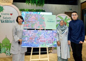 WONG Siew Lai (kiri) menunjukkan koleksi Sampul Raya 2026 Farmasi CARiNG bersama pelukis visual autistik, Danial Kushairi dan ibunya, Rohani Ahmad pada majlis pelancarannya, baru-baru ini.