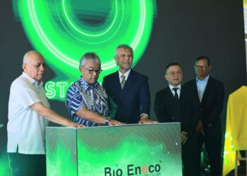 SULTAN Pahang, Al-Sultan Abdullah Ri’ayatuddin Al-Mustafa Billah Shah (dua, kiri) menyempurnakan gimik pembukaan kilang Bio Eneco Sdn. Bhd. di Gebeng, Kuantan, Pahang.