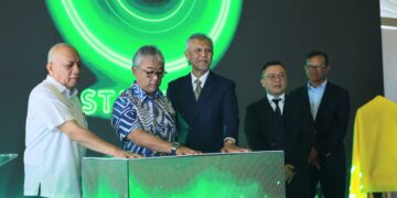 SULTAN Pahang, Al-Sultan Abdullah Ri’ayatuddin Al-Mustafa Billah Shah (dua, kiri) menyempurnakan gimik pembukaan kilang Bio Eneco Sdn. Bhd. di Gebeng, Kuantan, Pahang.