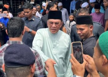 ANWAR Ibrahim bersama penduduk selepas menunaikan solat Jumaat di Masjid Kampung Seri Cheeding, di sini hari ini.