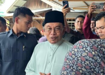 ANWAR Ibrahim ketika ditemui pemberita selepas menunaikan solat Jumaat di Masjid Kampung Seri Cheeding, di sini hari ini.
