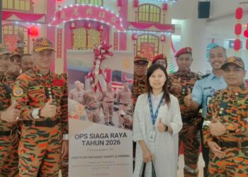 YUSRI Mohd Yusoff (dua dari kiri) pada Kempen Kesedaran Kebakaran dan Pemeriksaan Menghapus Bahaya Kebakaran sempena Musim Perayaan (Ops Siaga Raya) peringkat JBPM Perak di Taiping Mall. - UTUSAN/WAT KAMAL ABAS