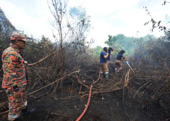 ANGGOTA bomba dari balai  Bomba dan Penyelamat Pekan Nanas memadamkan kebakaran di Kampung Pangkalan Raja, Batu 30, Pekan Nanas, Pontian, Johor.UTUSAN/RAJA JAAFAR ALI