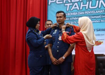 SAYANI Saidon (kiri) memakaikan tanda pangkat kepada Ketua Balai Bomba dan Penyelamat Kuala Kangsar, Sharudi Muhamad Halil (tengah) sempena Majlis Perbarisan Tahunan Tahun 2026 di Ibu Pejabat JBPM Perak di Bandar Meru Raya, Ipoh hari ini.