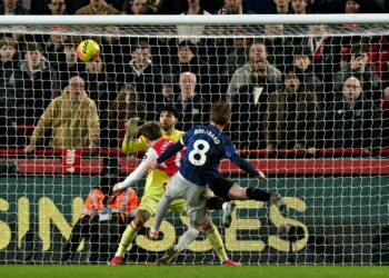 PENYERANG Brentford, Keane Lewis-Potter menjaringkan gol ketika menentang Arsenal di Stadium Gtech Community, semalam. - AFP