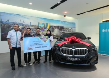 KETUA Jabatan Komunikasi Strategik BSN, Aizurra Mellissa Muzammil (hujung kanan) bersama Pengarah Negeri BSN Negeri Sembilan, Shahrul Nizam Razi (hujung kiri) ketika menyerahkan plak Cabutan Simpanan Konsisten kepada pemenang, Che Thaqif Dzakwan (dua kiri) yang menerima kereta BMW 5 Series bersempena Kempen BSN Sijil Simpanan Premium (BSN SSP) di BMW Millenium Welt KL North di sini, hari ini. - UTUSAN/SYAKIR RADIN
