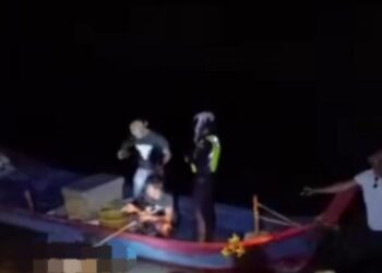 TANGKAP layar dalam media sosial berhubung penemuan mayat seorang lelaki di Pantai Bukit Bubus, Besut, Terengganu.